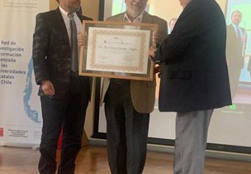 Entrega de reconocimiento a Luis Eduardo González Fiegehen