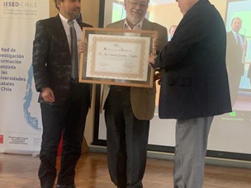 Entrega de reconocimiento a Luis Eduardo González Fiegehen